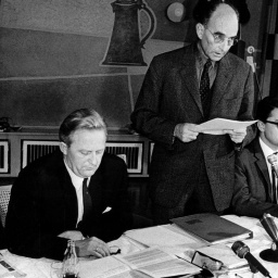 (l-r): Josef Mayer, Kurt Erlebach, Kurt Bachmann, Georg Polikeit und Ludwig Müller während der Pressekonferenz am 26. September 1968 in Frankfurt am Main, auf der die Gründung der "Deutschen Kommunistischen Partei" bekanntgegeben wurde. Ein aus 30 Männern und Frauen bestehender Bundesausschuß gab die Gründung der DKP bekannt und bekannte sich zu den im Grundgesetz der Bundesrepublik verankerten Grundsätzen und Grundrechten | Verwendung weltweit