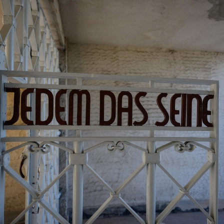 Inschrift "Jedem das Seine" am Lagertor des Konzentrationslagers Buchenwald