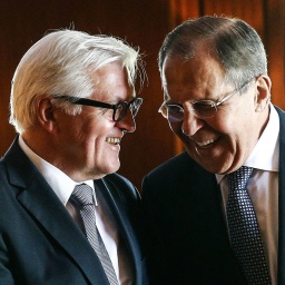 Frank Walter Steinmeier und Sergej Wiktorowitsch Lawrow bei einem Treffen in der Normandie 2016, wo die Lage in der Ost-Ukraine besprochen wurde  © IMAGO/ ITAR-TASS 