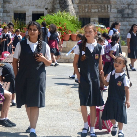 Mayar (Mitte) vor ihrer Schule in Jerusalem