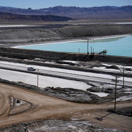 Ein Lastwagen fährt in Silver Peak, Nevada, an den Verdunstungsteichen für die Sole in der Lithiumanlage vorbei. 