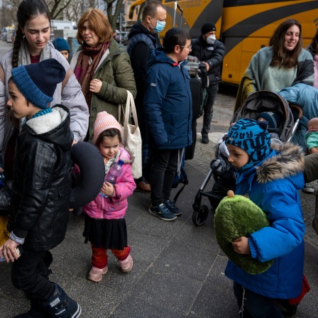 Geflüchtete Kinder aus Odessa gehen nach ihrer Ankunft in ein Hotel. Zwei Busse mit Kindern aus einem Waisenhaus in Odessa sind in Berlin angekommen. 