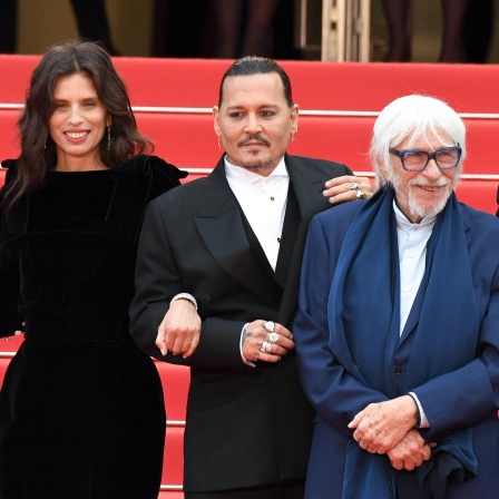 Maïwenn, Johnny Depp und Pierre Richard (v.li.) bei der Eröffnung der Filmfestpiele Cannes 2023.