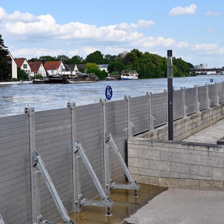 Eine Wassersperre ist an der Donau in Regensburg eingerichtet.