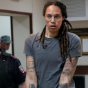 Die in Russland inhaftierte US-Basketballerin Britney Griner wird nach einer Anhörung abgeführt.