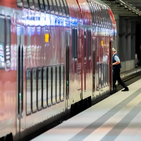 Ein Lokführer steigt am Berliner Hauptbahnhof in den Triebwagen eines Regionalzugs. 