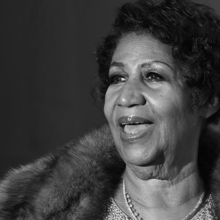 Schwarz-Weiß-Foto-Porträt der afroamerikanischen Sängerin Aretha Franklin