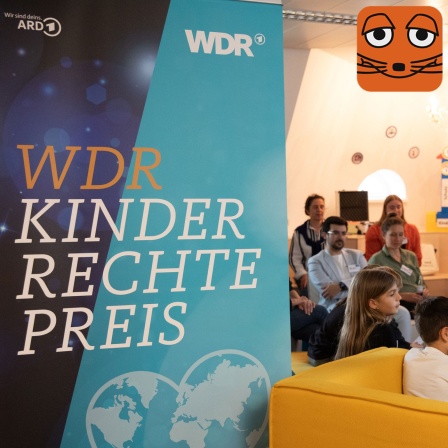 Kinder und Erwachsene sitzen bei der Preisverleihung des WDR-Kinderrechtepreises in Sesseln