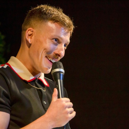 Felix Lobrecht, der deutsche Stand-Up-Comedian, bei seinem Auftritt auf der Bühne bei The Wall Comedy Berlin am 9.Januar 2022 in Berlin