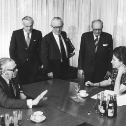 Leo Wagner (CSU), Bundestagsdirektor Helmut Schellknecht, Kai-Uwe von Hassel (CDU), Richard Jäger (CSU) und Liselotte Funcke (FDP) auf einer Sitzung des Ältestenrates des Deutschen Bundestages am 24.04.1974 in Bonn zur Reform des Abreibungsparagrafen 218.