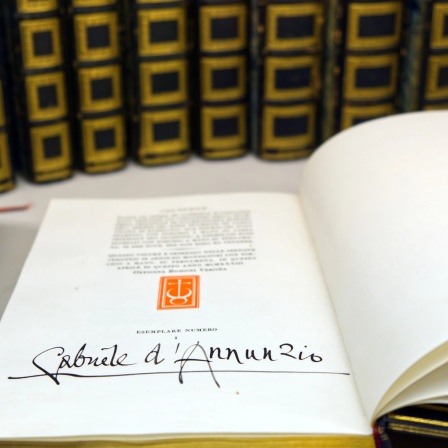 Autogramm von Gabriele D&#039;Annunzio zur Originalausgabe des Werkes &#034;The Pleasure&#034;.