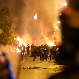 Polizeikräfte stehen Jugendlichen während Ausschreitungen in Nanterre, außerhalb von Paris, gegenüber. 