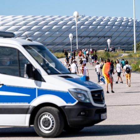 Fans unter Verdacht: Wie die Polizei die Fußballszene überwacht
