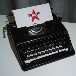 Alte Schreibmaschine in der ein Blatt mit RAF Logo eingespannt ist