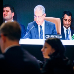 Mukhtar Babayev, COP29 President, aufgenommen im Rahmen der Weltklimakonferenz COP29 in Baku. Unscharf im Vordergrund: Bundesaußenministerin Annalena Baerbock.