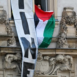 Pro-Palästinensischen Demonstranten halten aus einem Fenster des Institutes für Sozialwissenschaften der Berliner Humboldt-Universität (HU) eine palästinensische Flagge. (Archivbild)