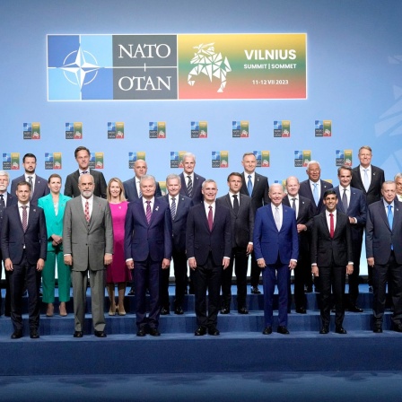 Die Staats- und Regierungschefs der Nato stehen während eines Gruppenfotos auf dem Nato-Gipfel in Vilnius (Litauen) zusammen.