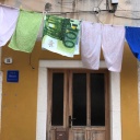 Auf einer Wäscheleine hängt ein Handtuch mit Euroschein-Motiv