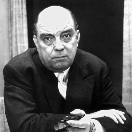 Der britische Journalist Sefton Delmer (undatierte Aufnahme). Er berichtete für den Daily Express und den Sunday Express und galt Anfang der 1930er als bestinformierter Auslandskorrespondent in Berlin. Von 1941 bis 1945 leitete er über einen Tarnsender die britische Rundfunkpropaganda. Nach Ende des Krieges berichtete er weiterhin aus den Brennpunkten dieser Welt. Sefton Delmer wurde am 24. Mai 1904 in Berlin geboren und starb am 5. September 1979 in Lamarsh.