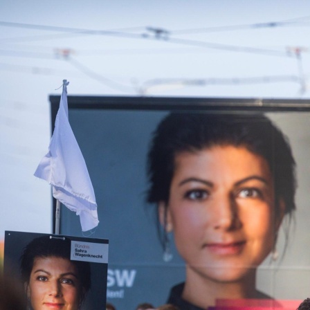 Zwei verschieden große Wahlplakate mit dem Gesicht von Sahra Wagenknecht zu sehen bei einer Wahlkampfveranstaltung des BSW auf dem Dresdner Schlossplatz. 