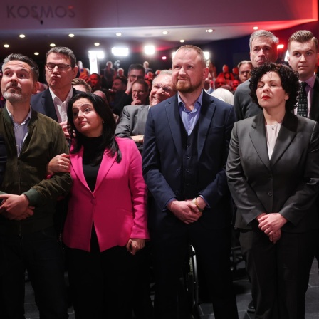 Sevim Dagdelen, Amira Mohamed Ali und andere BSW-Vertreter erwarten die ersten Prognosen bei der Wahlparty vom Bündnis Sahra Wagenknecht.