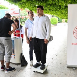 14.05.2025 Adana, Türkei: Gesundheitsbeamte messen den Body-Mass-Index (BMI) der Bürger an Ständen, die in der Stadt im Rahmen der gleichzeitig landesweit gestarteten Kampagne des Gesundheitsministeriums „Lerne dein Gewicht kennen, lebe gesund“ aufgestellt wurden.