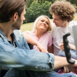 Ein Mann beobachtet ein glückliches Pärchen