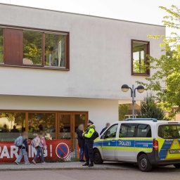 Die Polizei steht vor einer Grundschule im Berliner Bezirk Spandau, während Schüler am Morgen zur Schule kommen. 