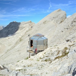 Eine Biwakschachtel in den Bergen oberhalb der Baumgrenze auf 3.500 Metern Höhe