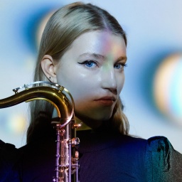 Die britische Saxofonistin Emma Rawicz 