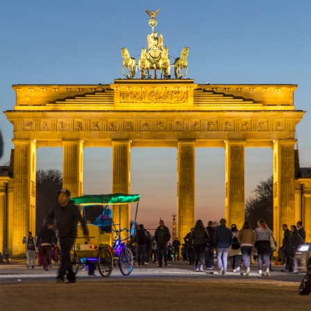 Touristen machen Selfies vor dem Brandenburger Tor