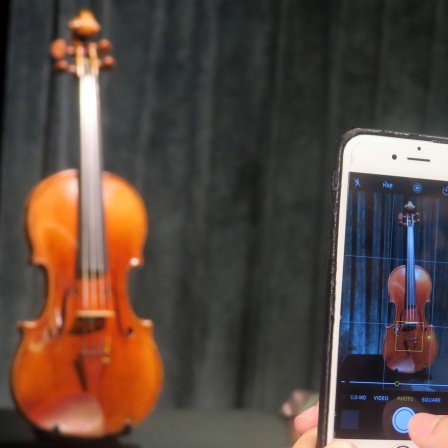 Das Beitragsbild des WDR3 Musikporträt "Mit Holz und Seele" zeigt eine Violiene von Antonio Stradivari bei Sotheby's in Hong Kong 2017