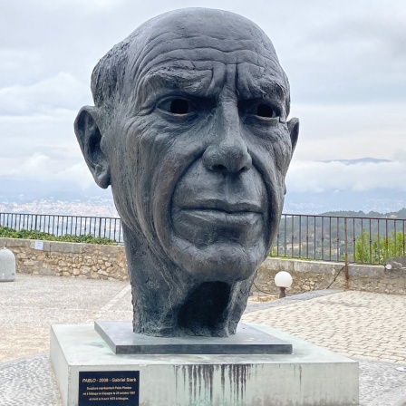 Eine sehr große Bronzebüste, die Picassos Kopf zeigt, in seinem Sterbeort Mougins.