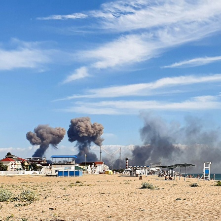 Rauchwolken nach Explosionen bei Nowofjodorowka auf der Krim