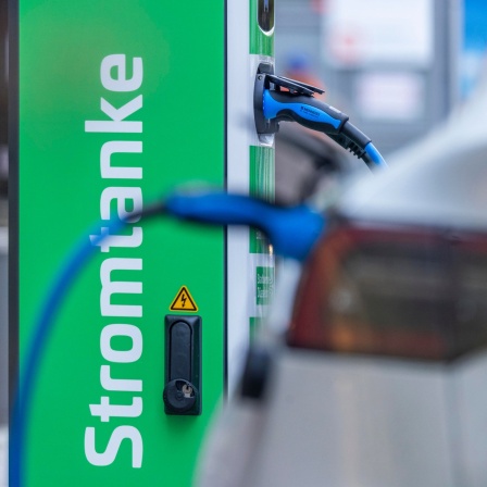 Ein E-Auto wird an einer Ladesäule geladen.