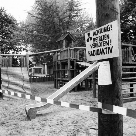 Abgesperrter Kinderspielplatz in Berlin am 1. Mai 1986 nach der Reaktorkatastrophe von Tschernobyl