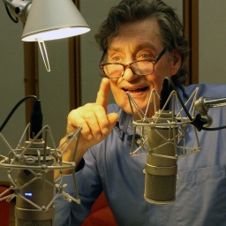 Winfried Glatzeder als Max Penzel während der Hörspielaufnahmen zu Christoph Buggerts Stück "Die ganze Wahrheit über meinen Vater" im Hörspielstudio des Funkhauses Halle im Februar 2015
