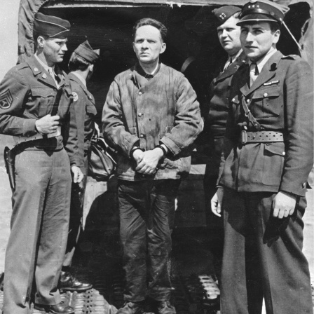 Der Kommandant des Konzentrations- und Vernichtungslagers Auschwitz-Birkenau, Rudolf Höß, im Juni 1946 auf dem Nürnberger Flughafen bei seiner Auslieferung an Polen