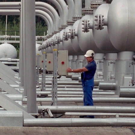 Überwachungstechniker Helmut Zinzer kontrolliert die Gas-Verdichterstation in Steinitz bei Salzwedel.