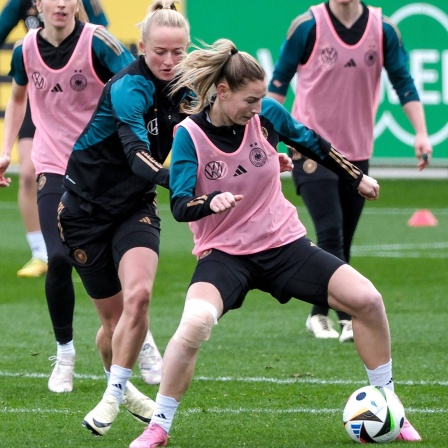 Die deutsche Frauen-Nationalmannschaft bereitet sich aktuell in Frankfurt auf das entscheidende Spiel am Freitag gegen Frankreich vor.