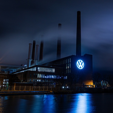 Das VW-Kraftwerk am frühen Morgen hinter dem Mittellandkanal.