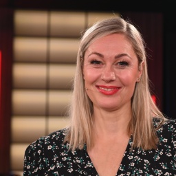 Die Moderatorin Ruth Moschner lächelt freundlich in die Kamera.