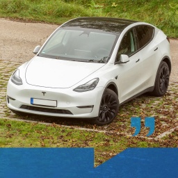 Tesla Model Y im Herbstlaub unter Baum im Herbst. | Bild: picture alliance/CHROMORANGE|Michael Bihlmayer - HR/BR