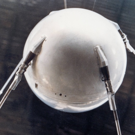 Am 4. Oktober 1957 startete die Sowjetunion den Satelliten &#034;Sputnik&#034; erfolgreich vom Kosmodrom Baikonur in Kasachstan aus. Der erste künstliche Satellit der Welt hatte etwa die Größe eines Wasserballs.