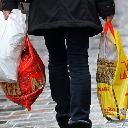 Frau mit Einkaufstüten aus Plastik