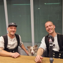 Die Handwerksbrüder Yannis und Laurin Bock sitzen in einem Hörfunkstudio und lachen in die Kamera.