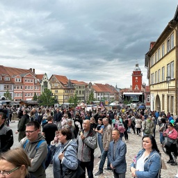 Festumzug Gothardusfest 2024: Eine Menschenmenge schaut dem Festumzug zu