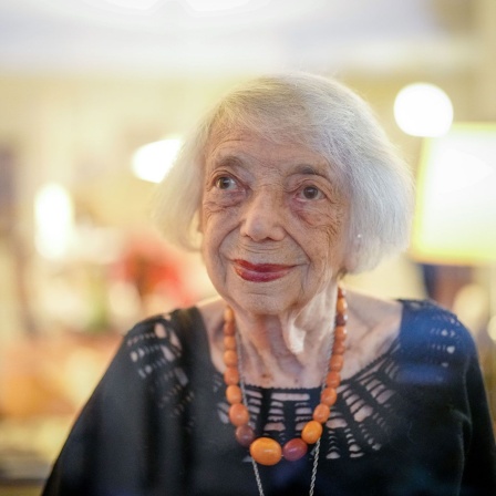 Margot Friedländer, Holocaust-Überlebende, blickt am Rande eines Interviews mit Journalisten der Deutschen Presse-Agentur zum 80. Jahrestag der Auschwitz-Befreiung aus dem Fenster ihrer Wohnung.