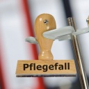 Leben im Alter - Einsamer Abend - Wenn es nicht mehr alleine geht