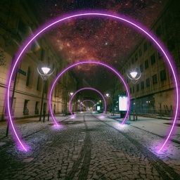 Eine Straße bei Nacht mit futuristischen lila Lichtbögen